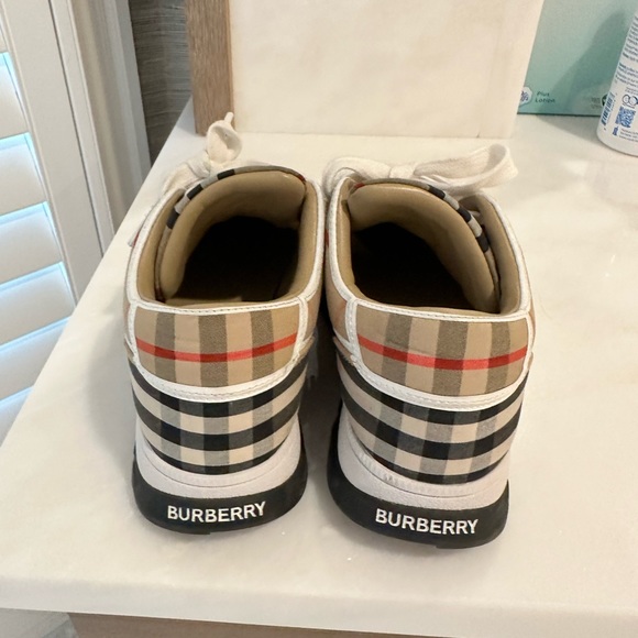 Size 32 kids Burberry shoes - Picture 4 of 4
